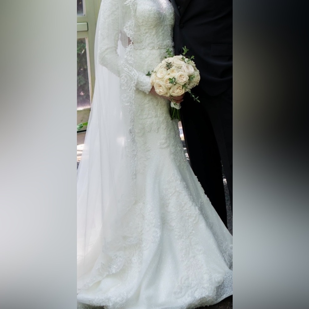 Elegant White Lace Wedding Dress. Overskirt included.